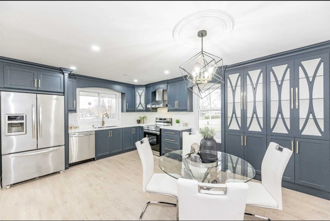 Modern kitchen after renovation by Maple Custom Homes contractor in the GTA